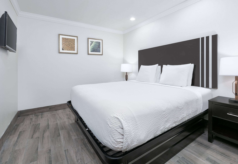 Suite, 1 King Bed, Non Smoking, Poolside (Interior) - Photo 1