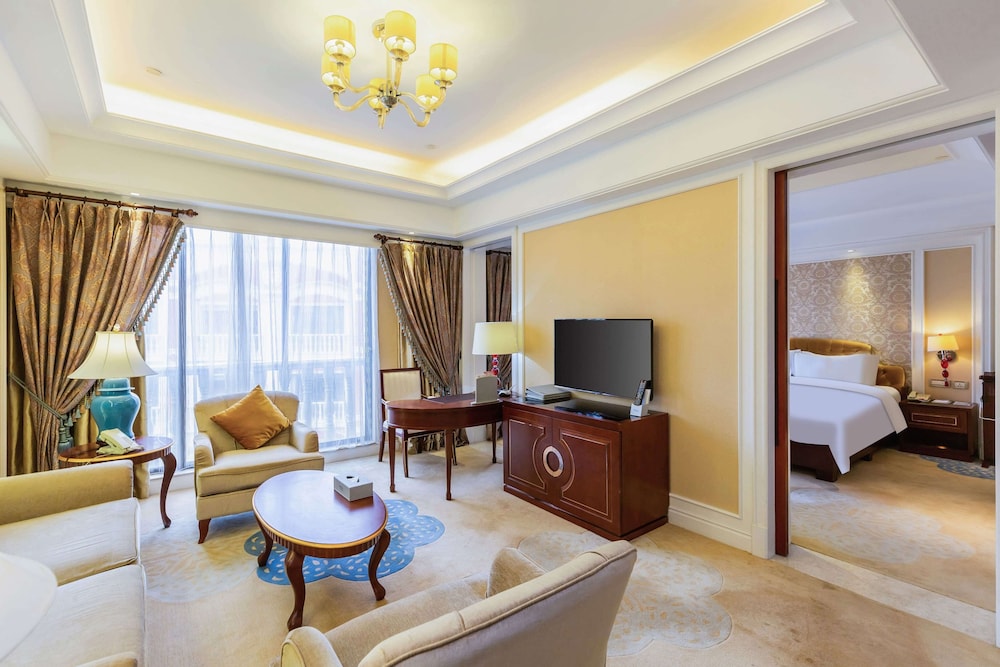 Deluxe King Suite Non Smoking