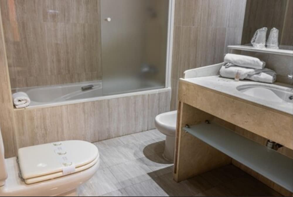 Double Room (with extra bed) - Photo 4