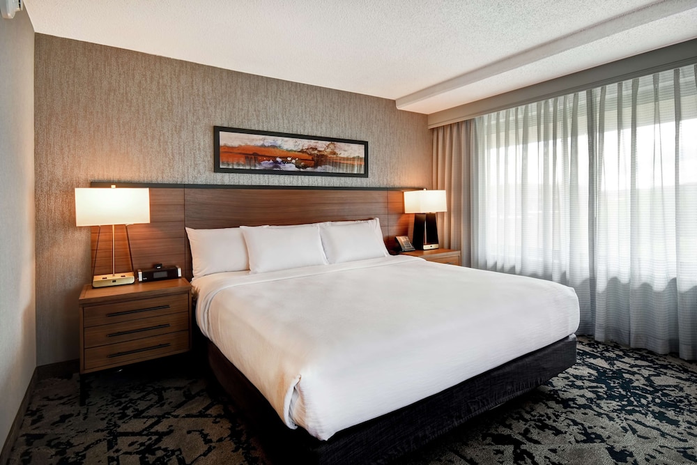Suite, 1 King Bed, Corner (Hospitality) - Photo 3