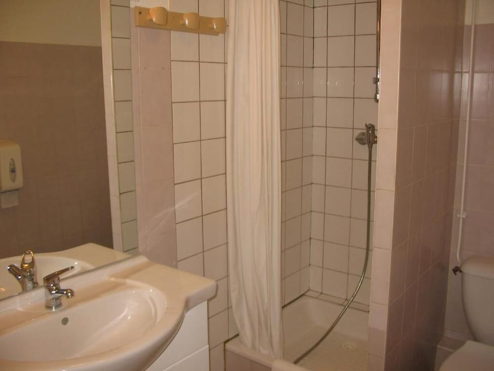 Room with 2 Bunk Beds - Shared Bathroom photo 3