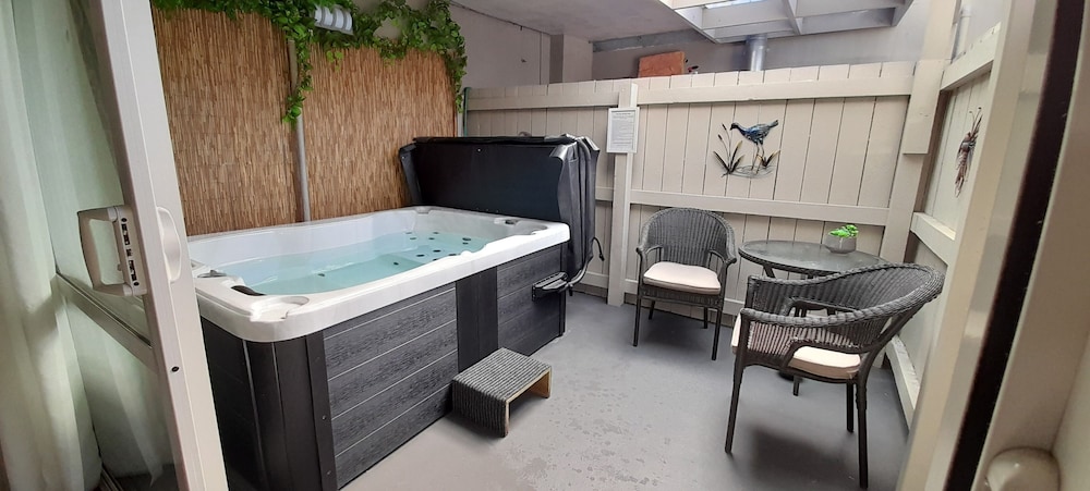 Executive One Bedroom with Spa Pool and Courtyard