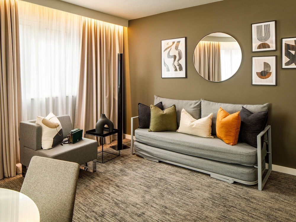 Suite, 1 Queen Bed with Sofa bed photo 2