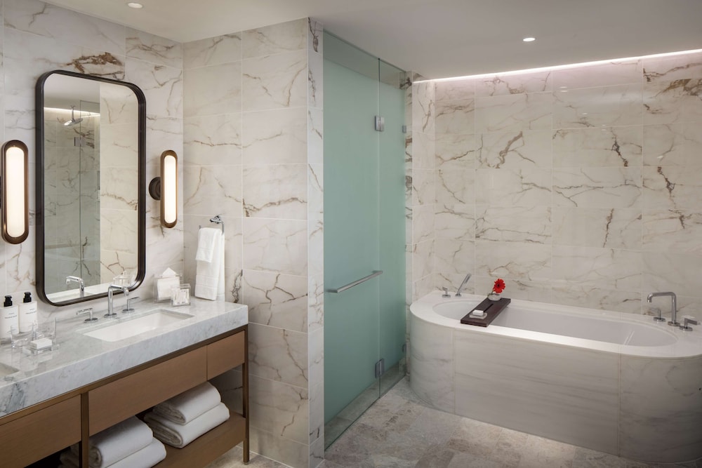 Suite, 2 Bedrooms, Balcony - Photo 5