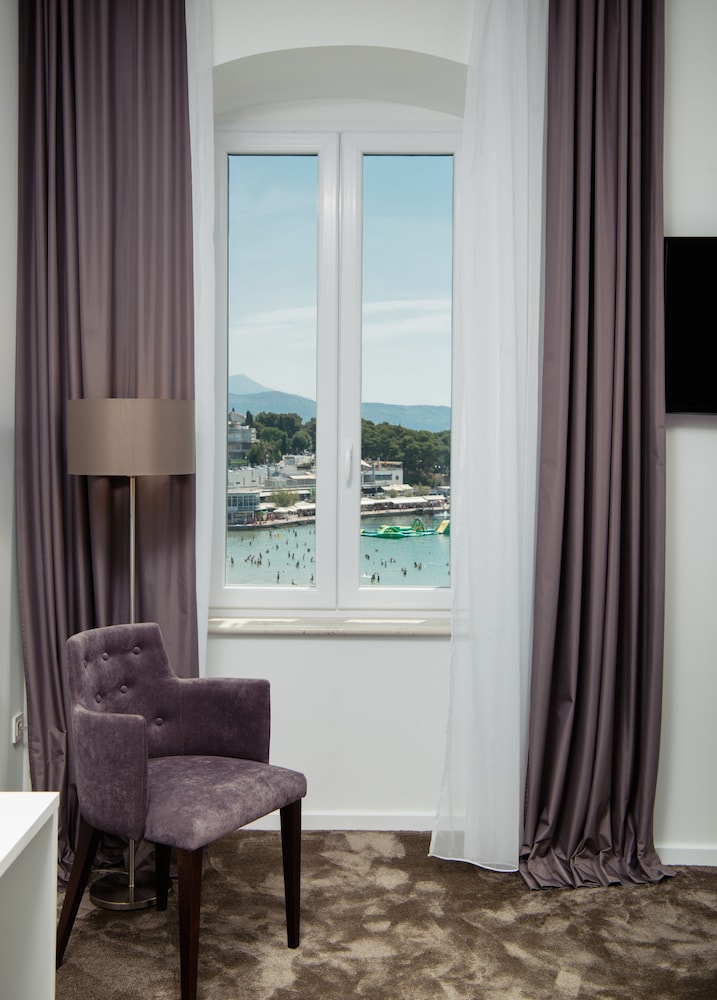 Luxury Double Room, 1 King Bed, Private Bathroom, Beach View 1