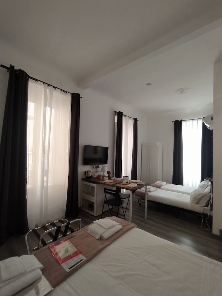 Deluxe Quadruple Room, Private Bathroom, City View photo 1