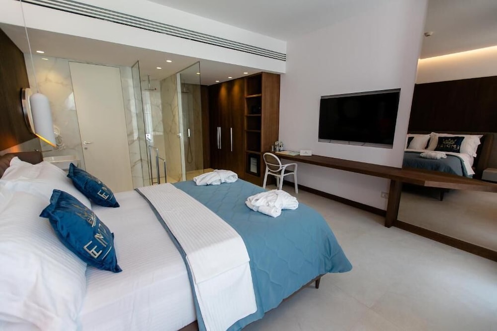 Junior Studio Suite, Beach View (And Pool View)