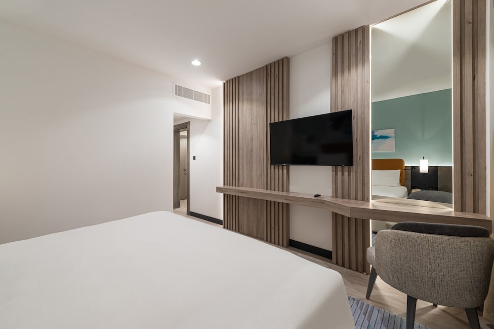 Standard Room, 1 King Bed, Smoking - Photo 1