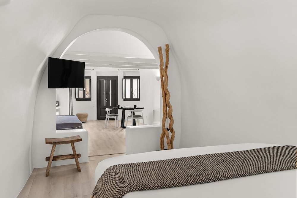 Junior Suite (Caldera View) - Photo 1