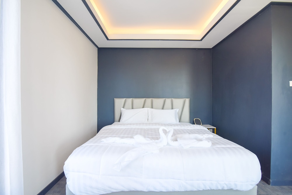 Deluxe with Mountain Room - Photo 10