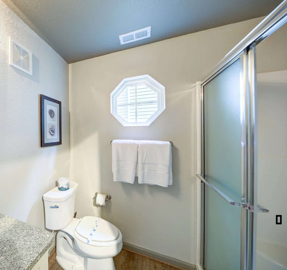 2 Bedroom 1 King 1 Queen Suite with Balcony photo 2