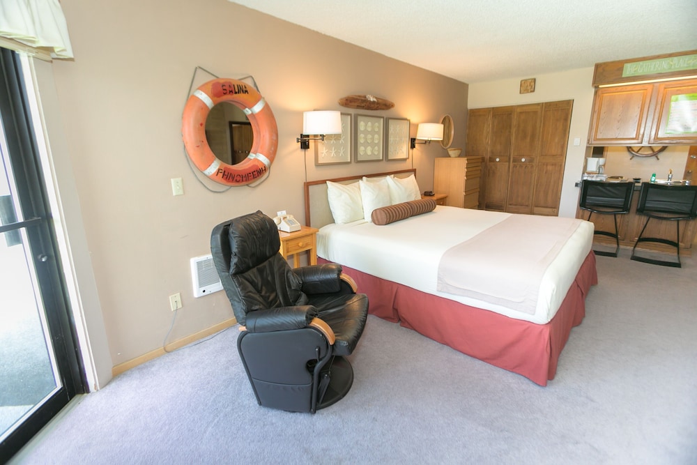 Standard Studio, 1 King Bed, Kitchenette, Pool View (Studio Unit- Room 111-No Pets)
