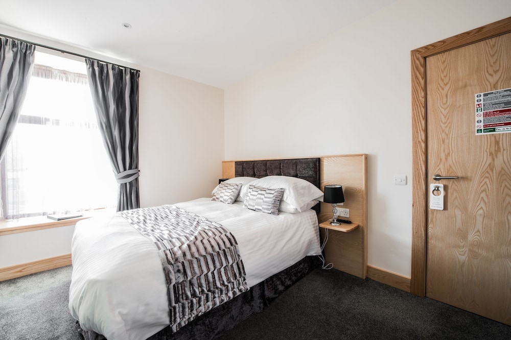 Standard Double Room, 1 King Bed, Partial Sea View