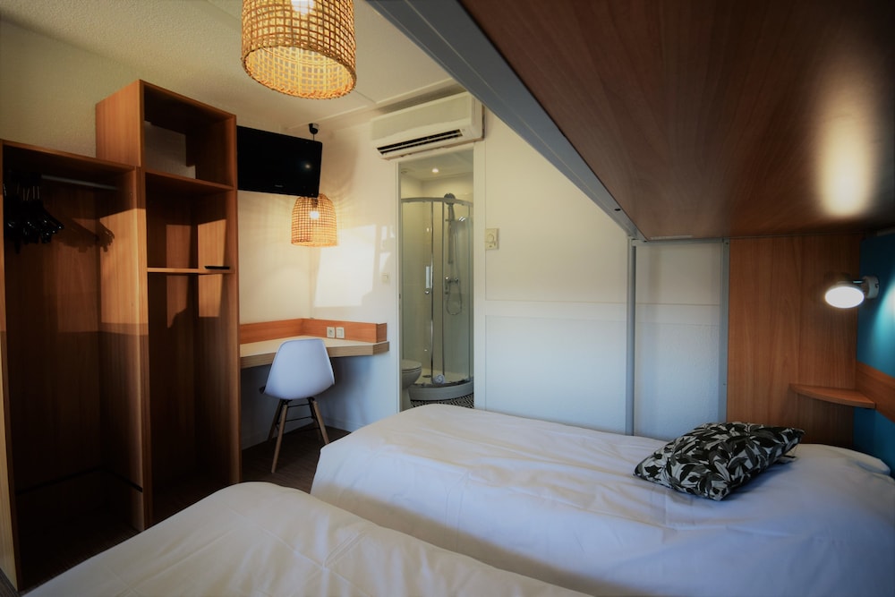 Standard Room, 3 Twin Beds - Photo 1