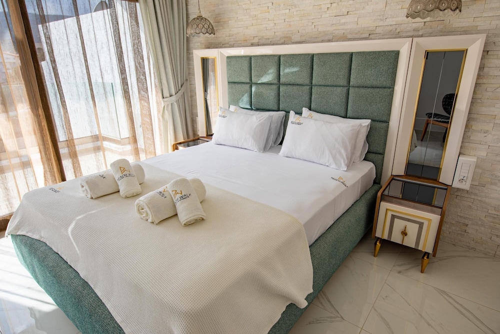 Premium Two Bedroom Suite with Sea View & Outdoor Jetted Tub photo 2