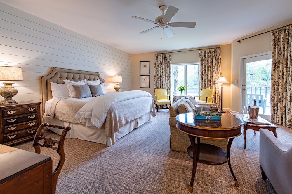 Standard Suite, 1 King Bed with Sofa bed photo 2