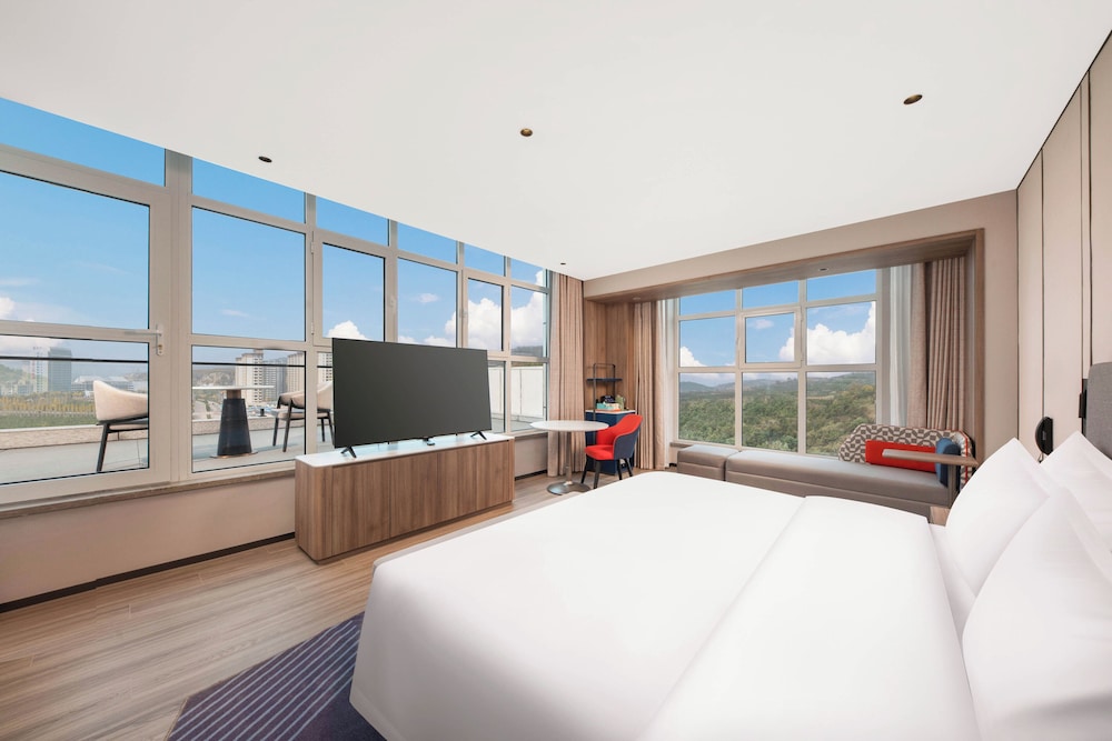 Standard Room, 1 King Bed, Balcony photo 1