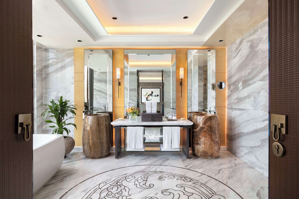 The Royal Suite with Executive Lounge Benefit thumbnail 6