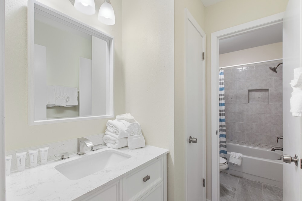 Signature Condo, 2 Bedrooms, Balcony, Pool View photo 3