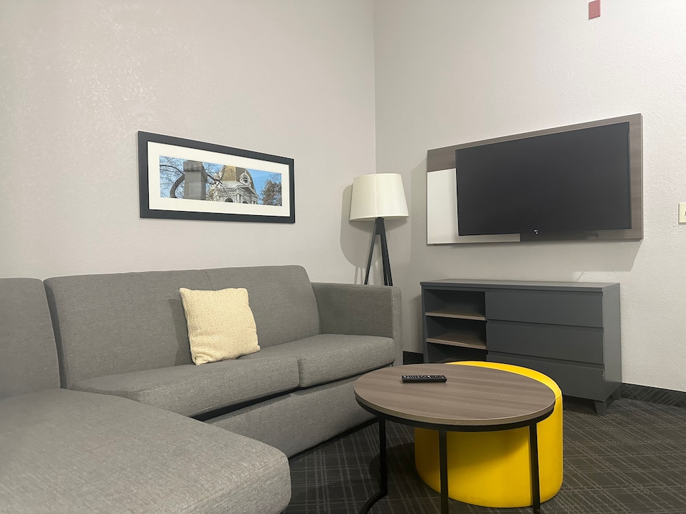 Business Suite, 1 King Bed with Sofa bed, Accessible, Non Smoking - Photo 3