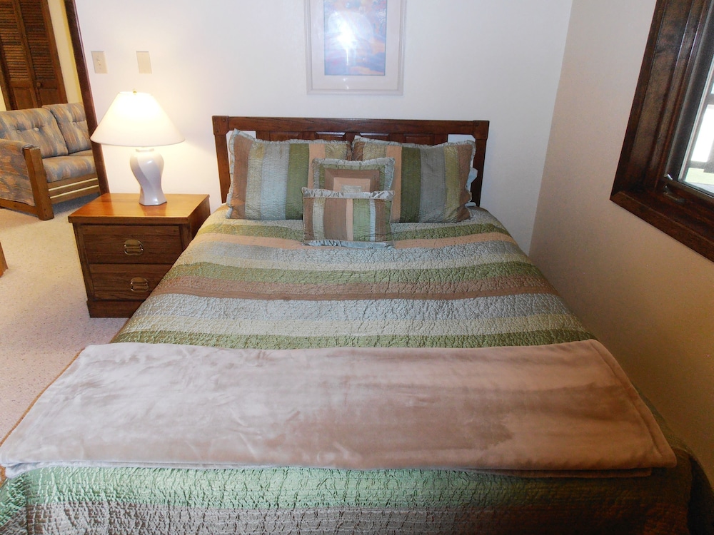 Condo, 3 Bedrooms, 2 Bathrooms photo 3