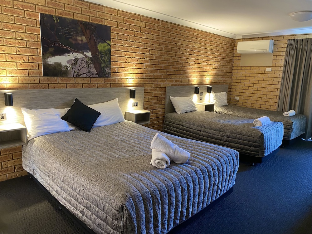 1 Room Queen and 2 singles (Non Pet Friendly) photo 2