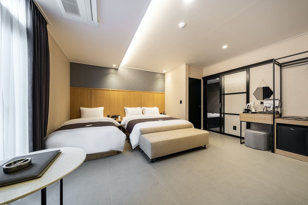 Suite (Twin Room) - Photo 6