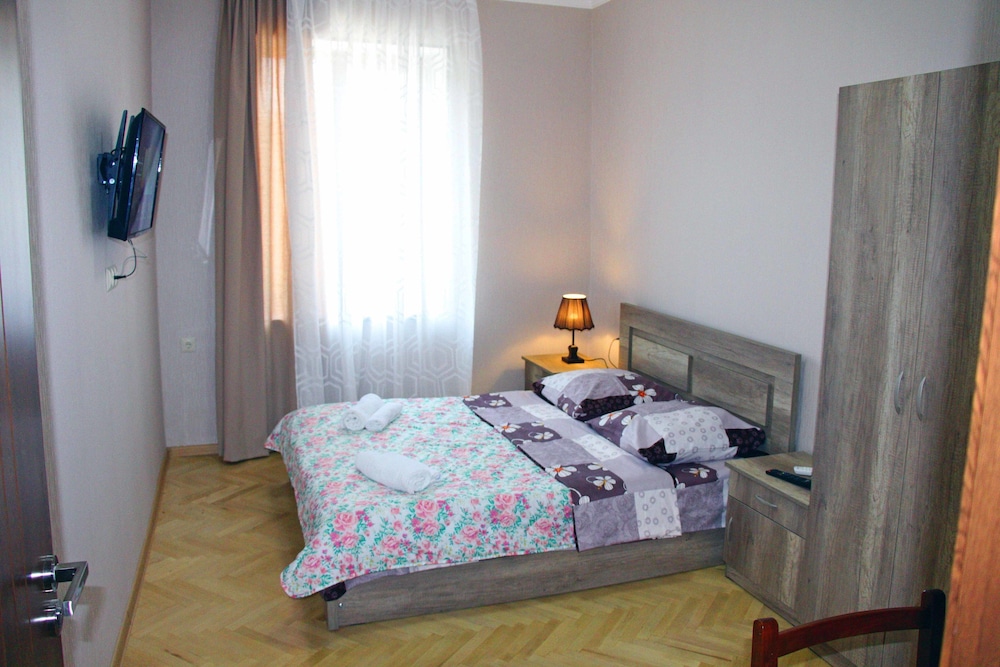Economy Double Room, 1 Queen Bed, Garden Area photo 2