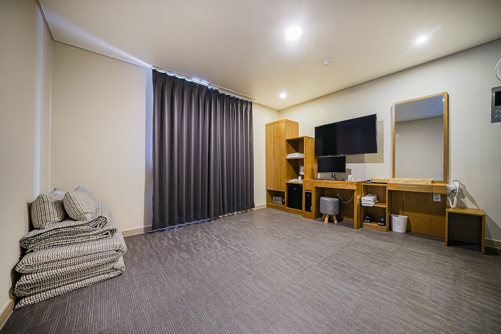 Deluxe Family Room photo 2