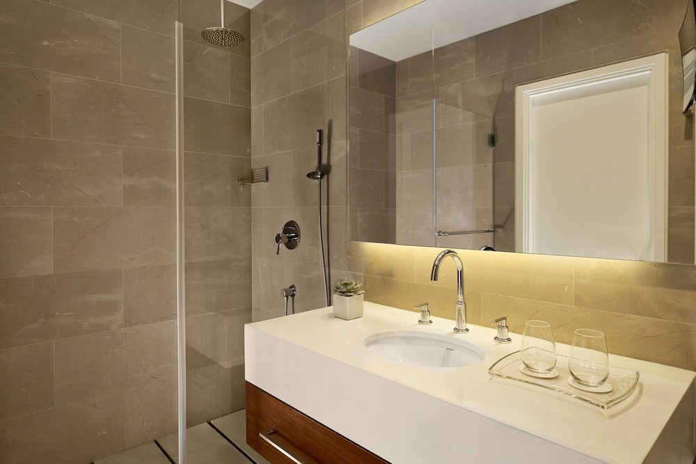 Penthouse Suite, 2 Bedroom, 1 Queen & 1 Queen, Sea View thumbnail 6
