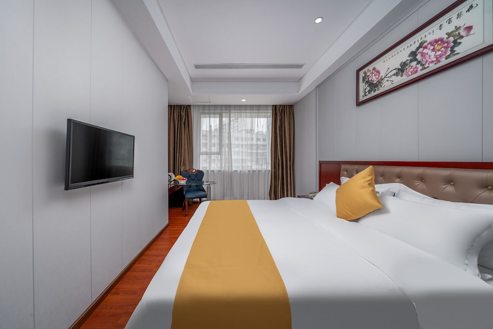 Superior Room, 1 King Bed photo 3