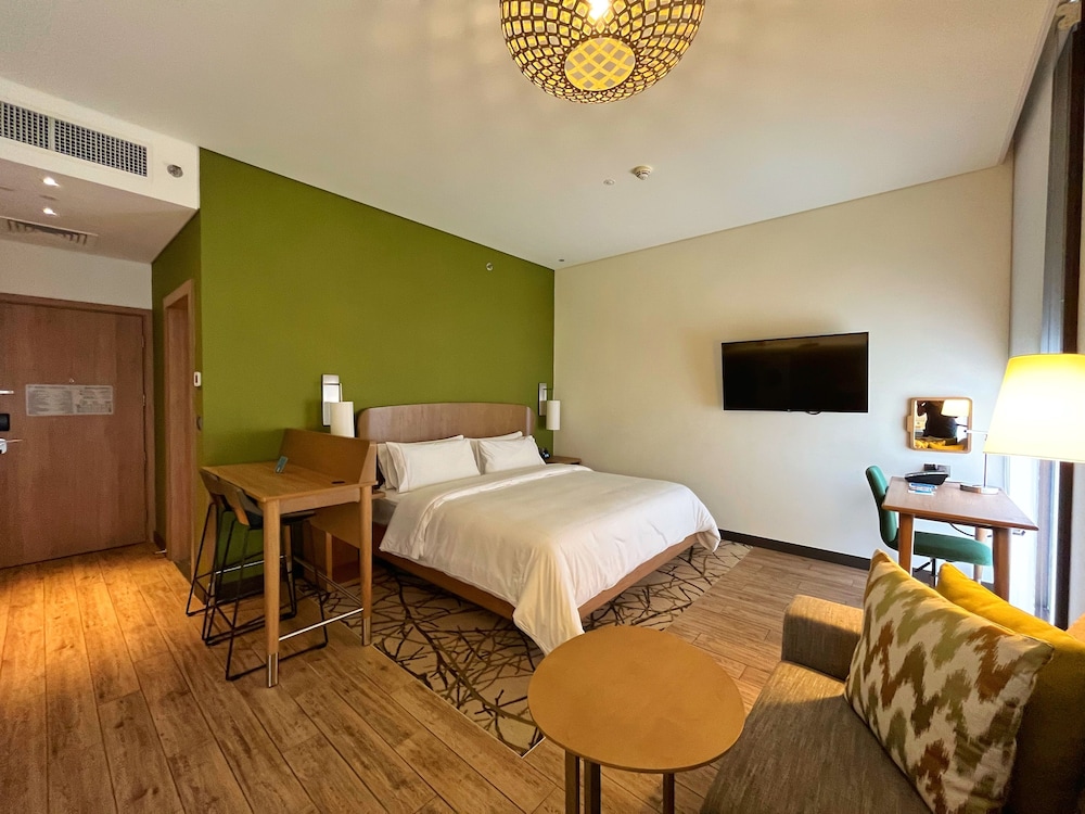 Superior Studio, 1 King Bed thumbnail 6