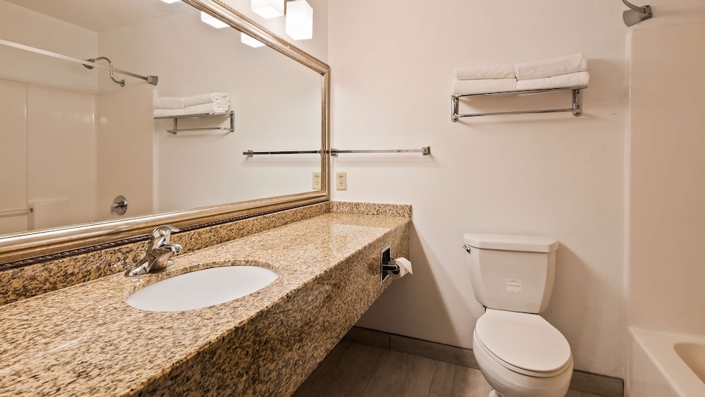 Suite, 1 King Bed, Non Smoking, Refrigerator & Microwave - Photo 2