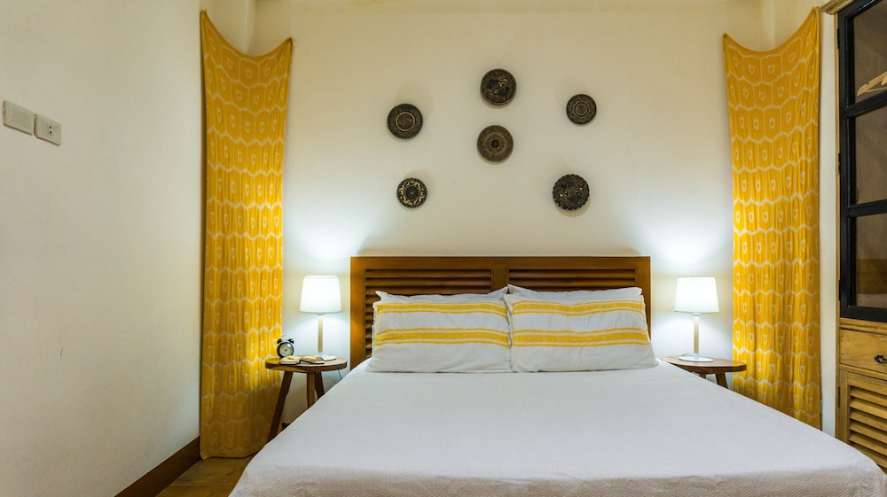 Papaya Room