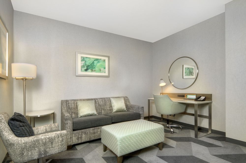 Suite, 1 King Bed, Accessible - Photo 2