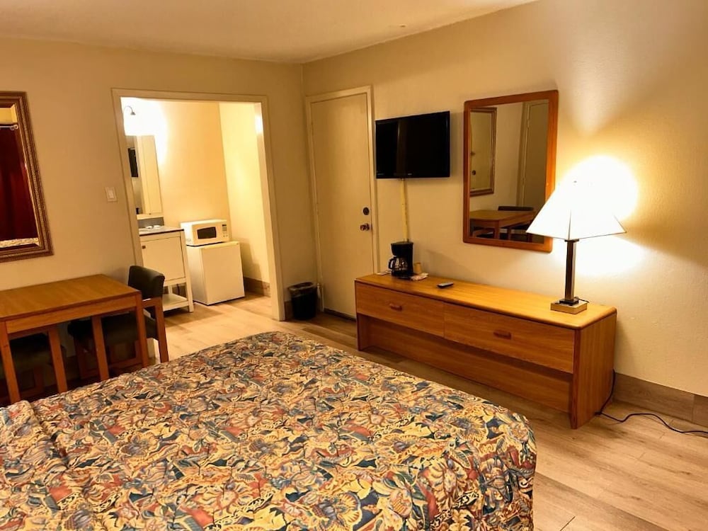 Basic Single Room, 1 King Bed