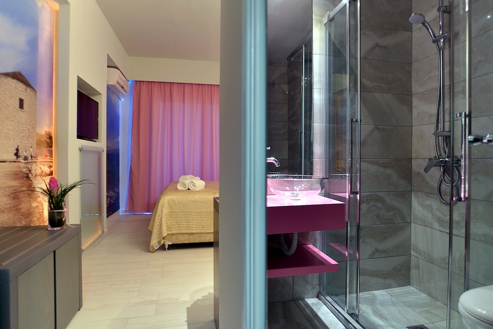 Design Room, 1 Queen Bed, Non Smoking (Standard) photo 2
