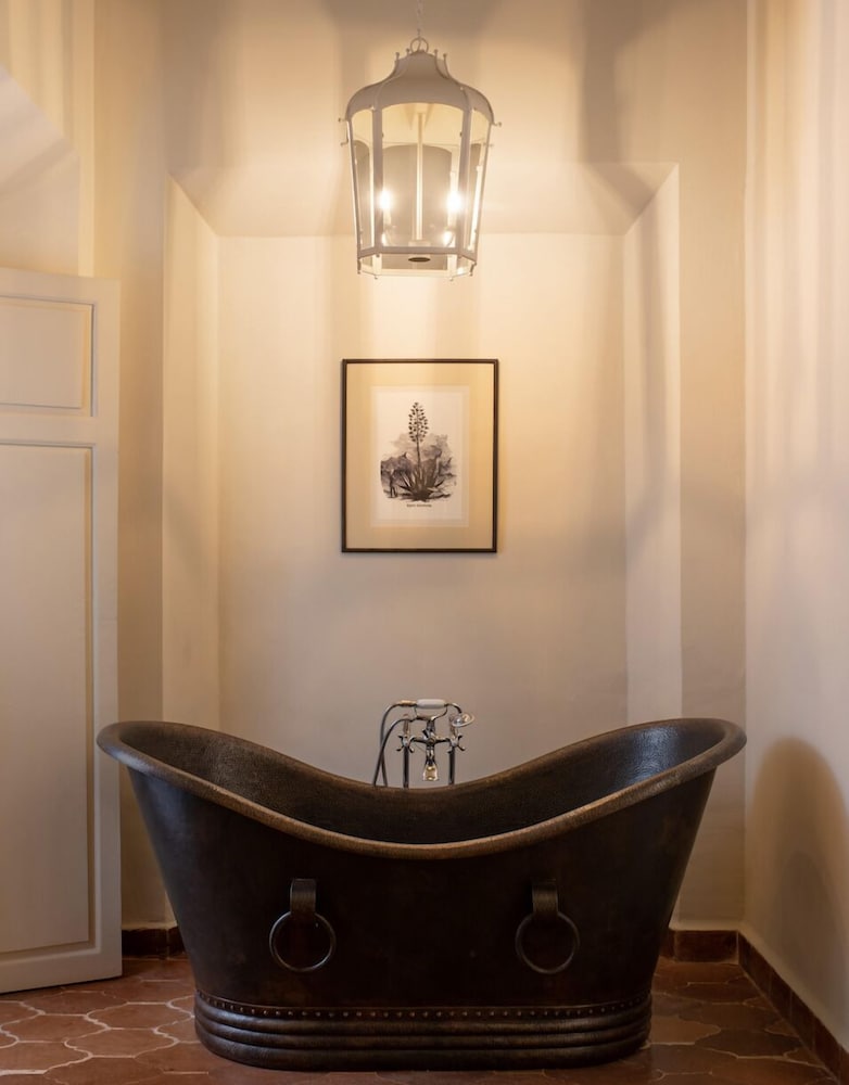 Executive Suite - Photo 4