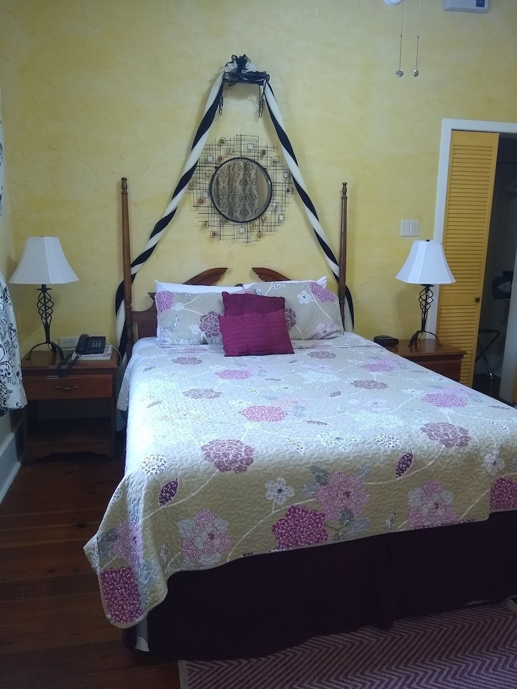 Standard Room, 1 Queen Bed Veranda Access photo 2