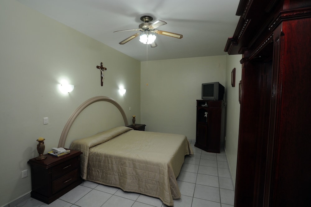 Standard Room, Multiple Beds photo 2