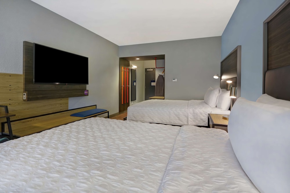 Room, 2 Queen Beds, Accessible, Bathtub - Photo 4