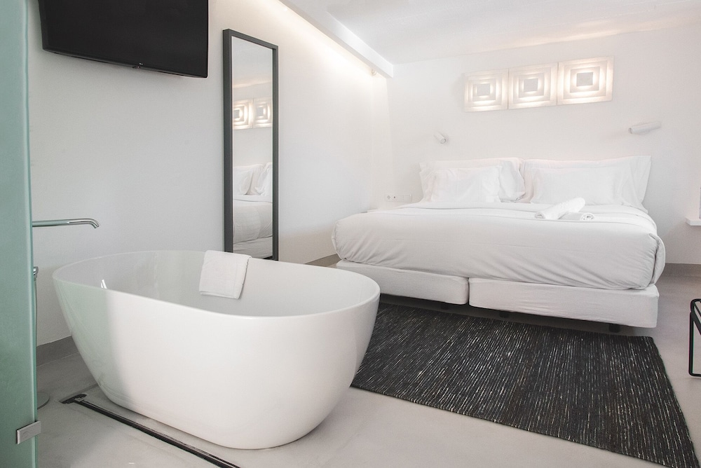 Deluxe Double or Twin Room - Photo 6