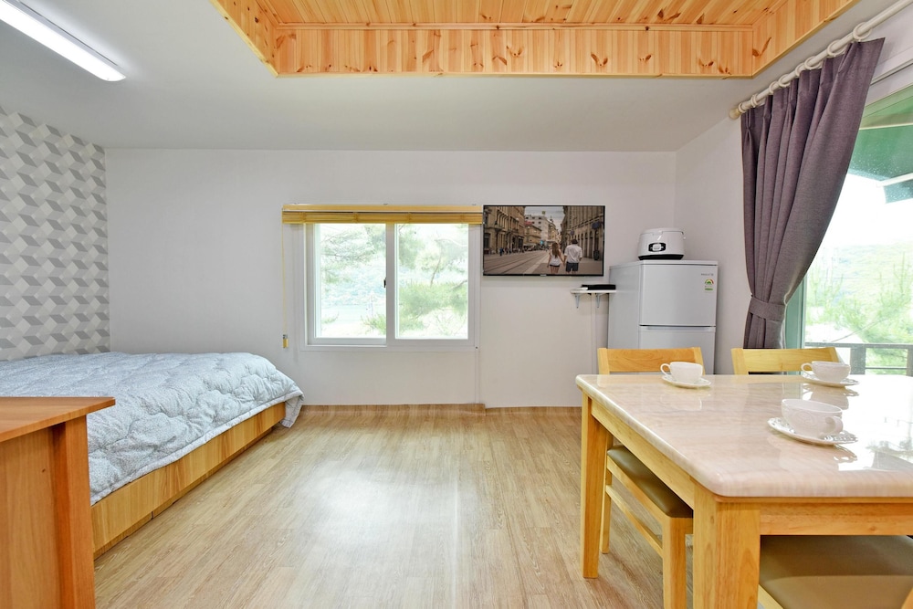 Basic Room, 1 Bedroom (Lake 305)