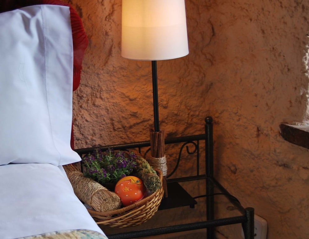 Romantic Double Room, 1 Queen Bed, Ensuite, Valley View photo 3