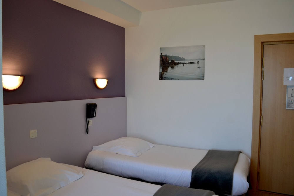 Standard Twin Room - Photo 1