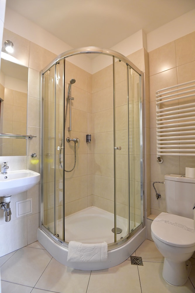 Economy Triple Room - Photo 4