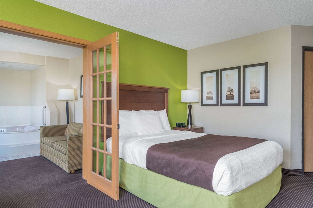Deluxe Suite, 1 Queen Bed, Non Smoking photo 1