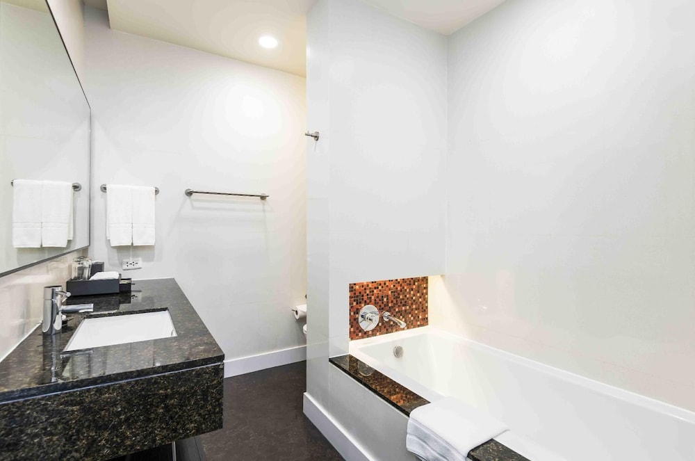 Grand Deluxe Club King City View thumbnail 5