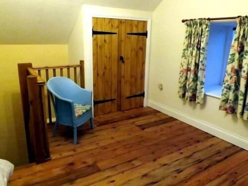Cottage, Ensuite (The Parlour - Y Parlwr) photo 2