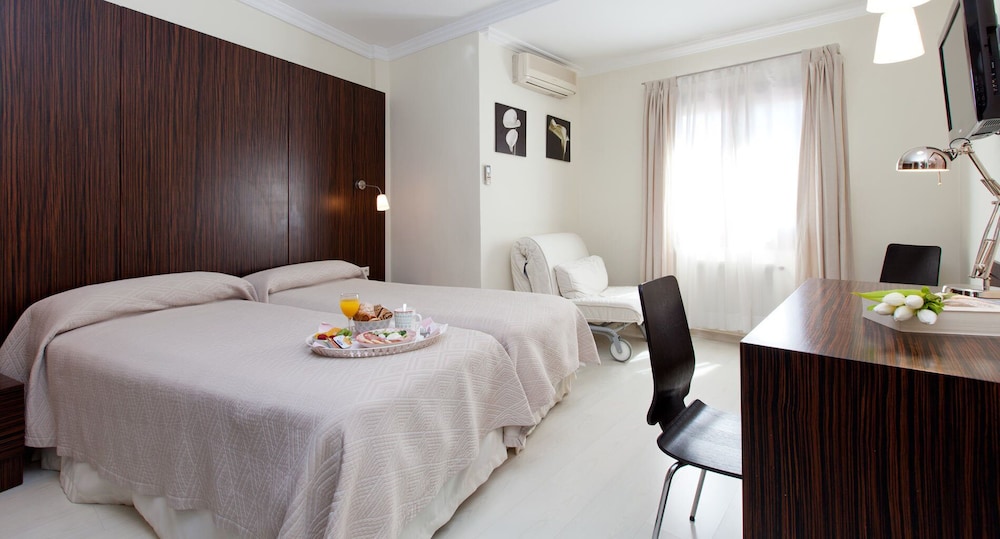 Double Room (2 adults + 1 child) photo 3